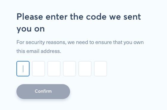 Écran de saisie du code reçu par e-mail, avec six cases, le bouton Confirm et aucune option de renvoi